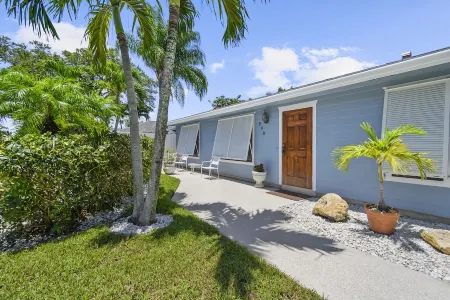 Clean Home Large Heated-Pool - 3/2 +Ofc/den - 3 Miles to Beach "Jupiter Escape"