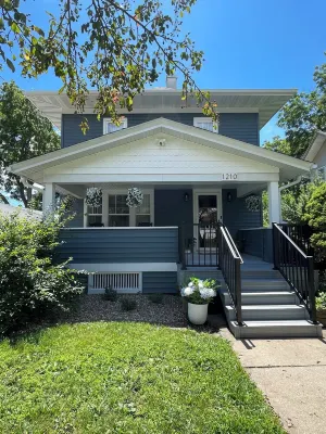 Family-Friendly 4Br Near Uni, Easy Group Stay Hotels in Cedar Falls