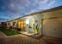Heated pool & hot tub, one mile from beach!