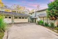 WATER AND GOLF COURSE VIEWS! HOT TUB! GAME ROOM! OUTDOOR DINING!