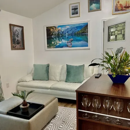 CUTE LITTLE COTTAGE NEAR DOWNTOWN BREVARD Отели в г. Кэтис Крик