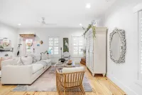 The Happy Place - Renovated + Walkable in the heart of Port Royal<br>