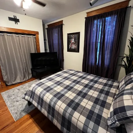 Clifton Scenic Lodge 3BR 2BA: Private Hot Tub, Spacious Patio, Offstreet Parking