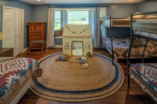 NEW!! Amazing Views & 2 porches. 2 Dens. Fire Pit. Hot Tub. Game Room. Smart TVs