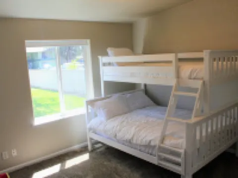 Quick walk to Columbia River access Hoteles en Umatilla