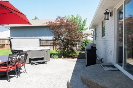 Peaceful & Relaxing Family Retreat: National Park Theme, Hot Tub & Game Room