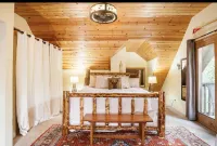 Moose Lodge Log Cabin and Chalet w/ Hot Tub sleeps 16 Hotel in zona Paint a Scarf Alaska