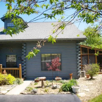 Cozy Ozarks Retreat ~ Updated Cabin Condo with Screened Porch