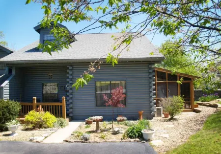 Cozy Cabin Close Branson Fun/Area Lakes~ Great Enclosed Patio~ Pet Friendly