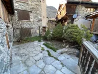 Entire Chalet with fireplace. garden, Wi-Fi, adjacent to village center