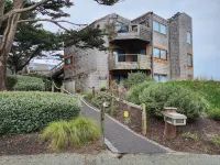 Cozy beach condo with ocean access. Easy drive to Santa Cruz or Monterey. Hotels near Las Brisas Park