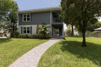 Cozy, ground floor apt 5 min walk to bch. PET friendly. FREE bottle of PROSECCO