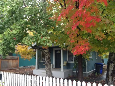 Bend River Cottage – Pet-Friendly, Historic, Walkable to Old Mill & Downtown Отели рядом с достопримечательностью «Государственный университет Орегон в Каскейдс»