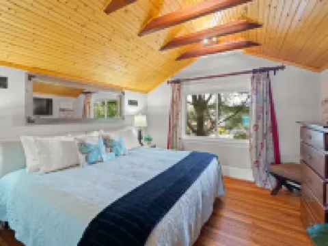 Beautifully Restored Craftsman Home - Downtown Weaverville - Fenced Pet Yard Hotels in Weaverville