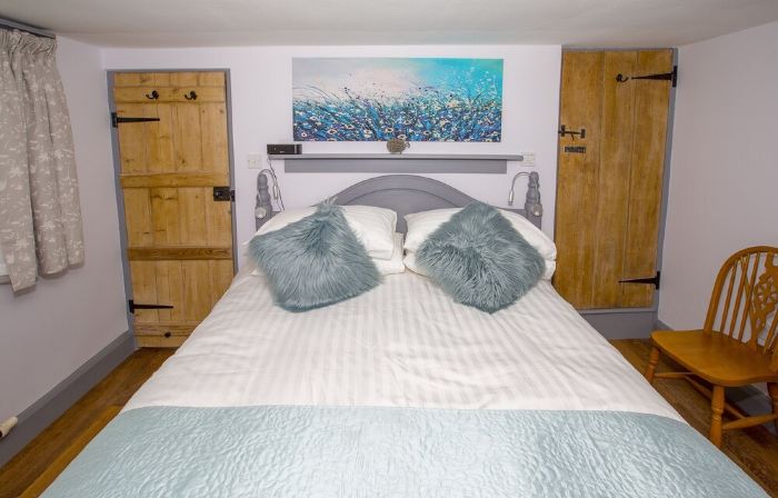 Luxury cottage, 15 minutes to beach, stunning garden views, two min walk to town