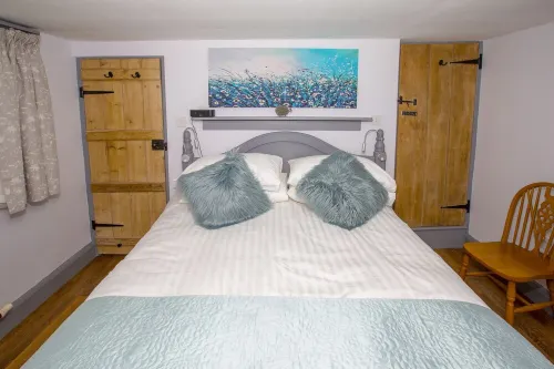 Luxury cottage, 15 minutes to beach, stunning garden views, two min walk to town - Wi-Fi