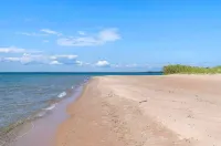 Lake Michigan Beachfront, Remodeled, close to Tunnel of Trees and Harbor Springs Hotel a Emmet County