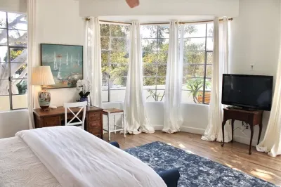 Modern Home, Multi Unit, Relaxing Spacious Patio Ready for Fun! Hotels near Alta Laguna Park