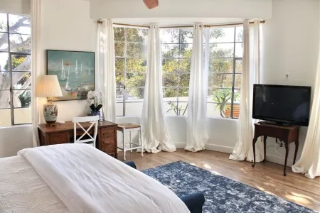 Modern Home, Multi Unit, Relaxing Spacious Patio Ready for Fun! Отели в г. Лагуна-Бич