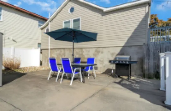 Premium Linens & Towels Provided, Walk to Beach, 4 Beach Badges