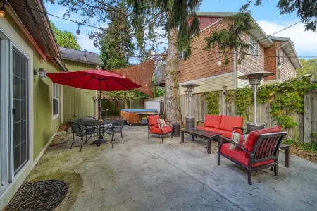 Modern Cabin in Saugatuck with New Hot Tub!