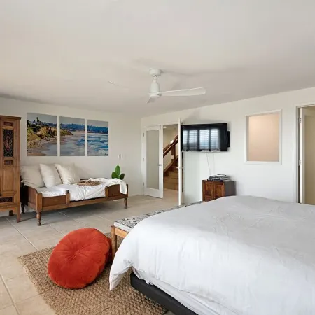 High End Oceanfront Home, a 2 min walk to Beach, Shops, Dining & More in Solana