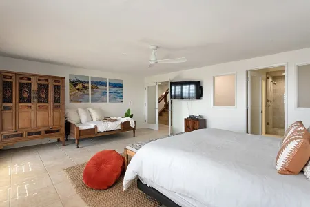 High End Oceanfront Home, a 2 min walk to Beach, Shops, Dining & More in Solana Отели в г. Солана Бич