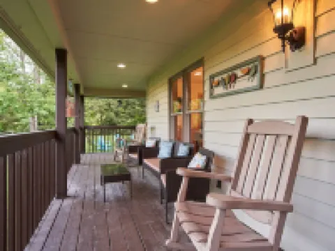 HUGE 5BR, 4.5BA, 3 King Suites, Dog Friendly! Hotels in Watauga