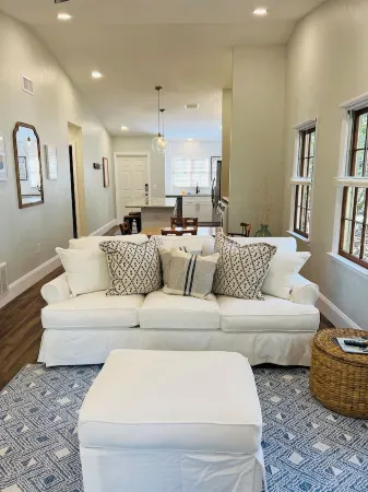 Freshly Renovated Single Story Townhouse Adjacent Haile Village Stocked Kitchen Отели в г. Haile Plantation