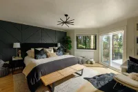 Modern Chalet w/Lakeview + Hot Tub -@TrinityHomeLA 4300+sq ft