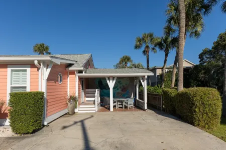 1 Block to THE MOTHER SEA.  Super easy and quick walk.