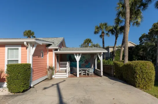 1 Block to THE MOTHER SEA.  Super easy and quick walk.