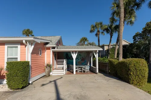 1 Block to THE MOTHER SEA.  Super easy and quick walk.