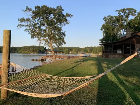Camm's Lakeside Retreat (Close to Charlotte), Family-Friendly, Boat Available Отели в г. Юг Пойнт