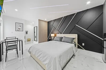 Cozy Luxury Room. Luxurious studio retreat with sleek design. Отели рядом с достопримечательностью «Додж Сити Пикникс»