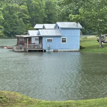 Waterfront Tiny Fishing Cabin -30 minutes from Chattanooga