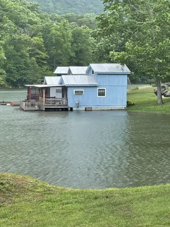 Waterfront Tiny Fishing Cabin -30 minutes from Chattanooga