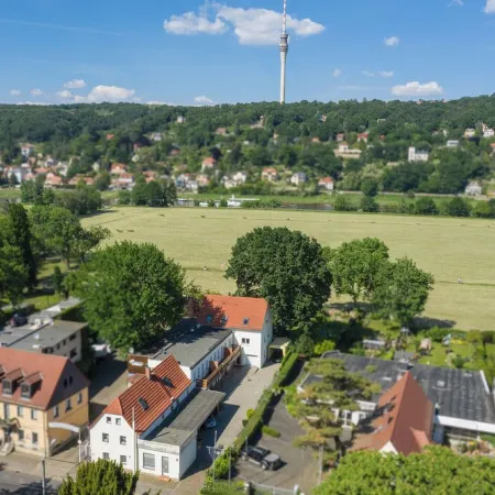 apartment for 4 people with kitchen & balcony, view of the Elbe & free Wi-Fi
