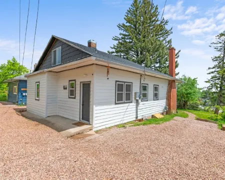 Beautiful Modern/Rustic Cottage in the heart of Lead!!! Hotels in Lead