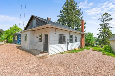 Beautiful Modern/Rustic Cottage in the heart of Lead!!!