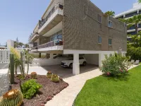 Apartment in Maspalomas with spacious garden, 30 m to the beach. Private garage Hotels in Meloneras