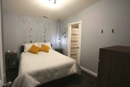 Head above Water - Downtown Chillicothe Отели рядом с достопримечательностью «Адена Стейт Мемориал»