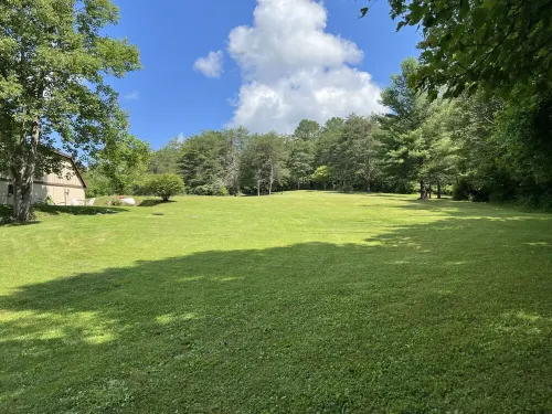 Sweet Nell’s Cozy Cottage with hot tub in the heart of Hocking Hills.