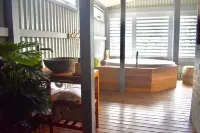 Beautiful 2 bedroom fully self contained unit with sea views and breezes