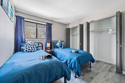 Cozy Apt Aurora/Sleeps 8/Free Wifi/55"/Parking Hotel dekat Paramount Theatre