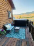 Flathead Lake Shabby Chic  w/ HOT TUB!
