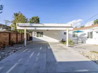 Bright Vibes Home- Sleeps 8- 1 Block to University- Pacman, BBQ, Indoor Gym Hotels in Redlands