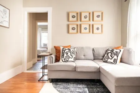 Charming 2-bedroom apartment with  parking in lovely Somerville Отели рядом с достопримечательностью «The Harvard-Yenching Library»