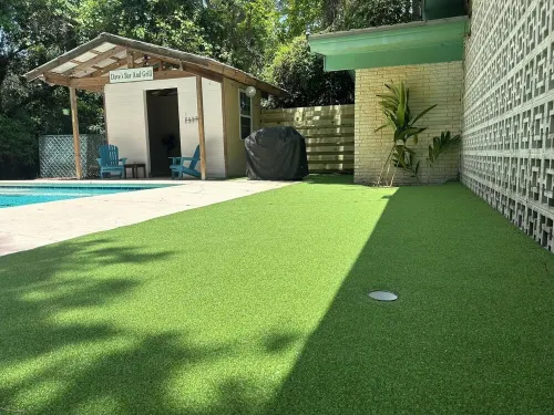 Newly Renovated, Private Pool, 2 minute walk to beach, Putting Green
