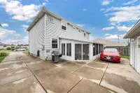 Charming 2-bedroom apartment near airport  in peaceful Cheektowaga